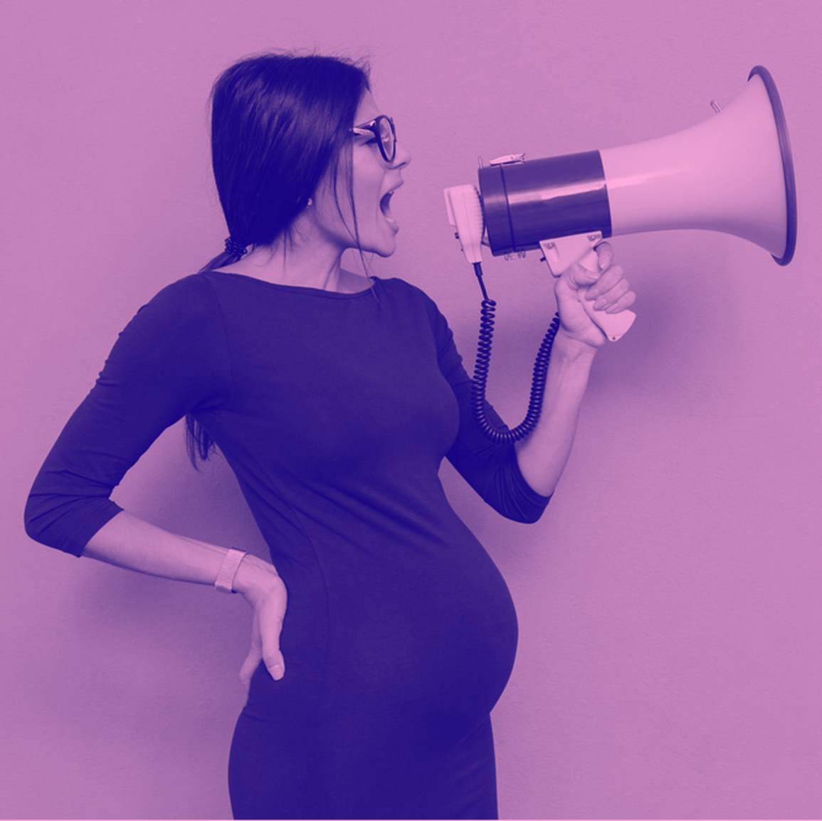  マイクを持った妊婦