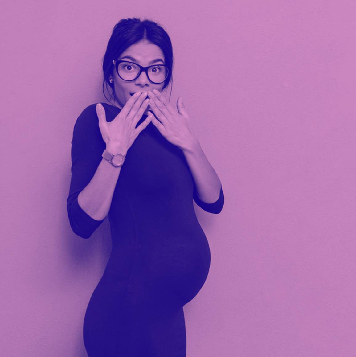 口の前に手を置く妊婦
