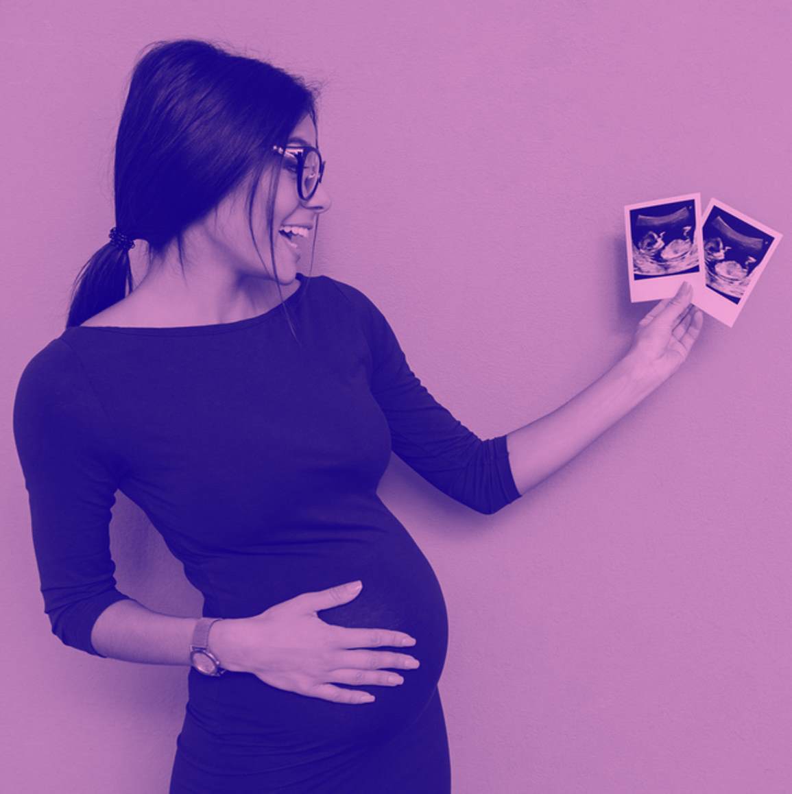 スキャン写真を差し出す妊婦