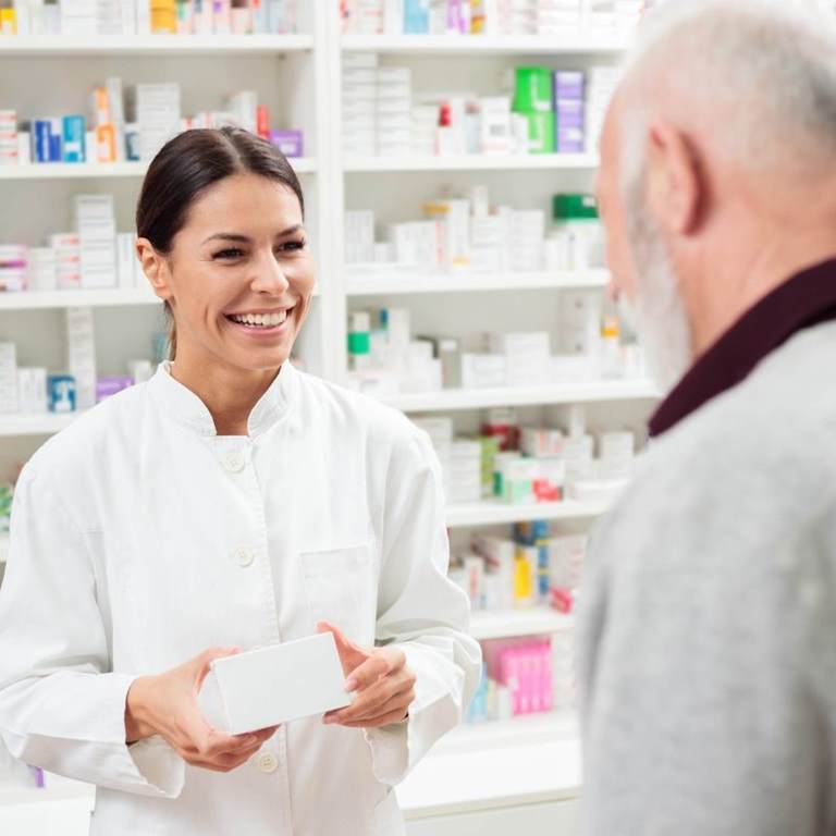 薬局で薬剤師が顧客と話している画像