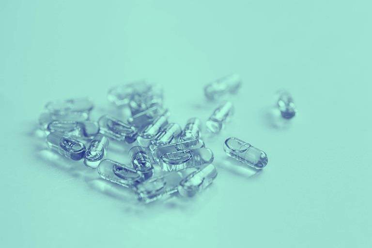 医薬品製造で使用される紫色のカプセル錠剤