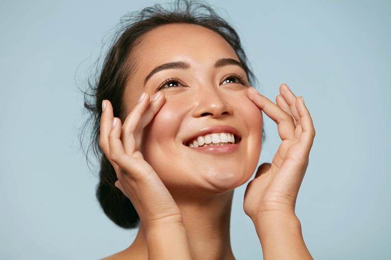 woman applying moisturising cream