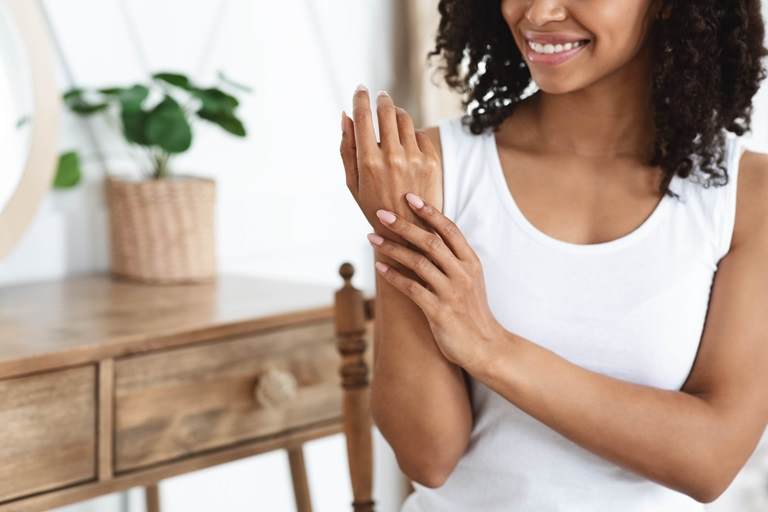 woman applying moisturising cream