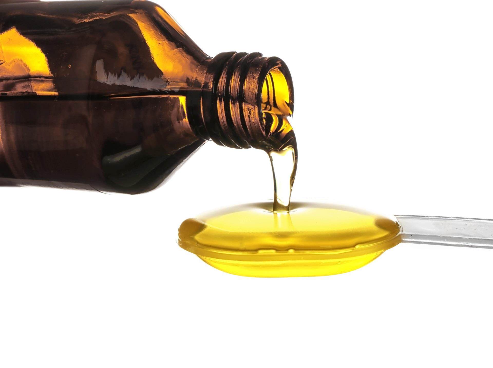 Verter omega 3 en una cuchara